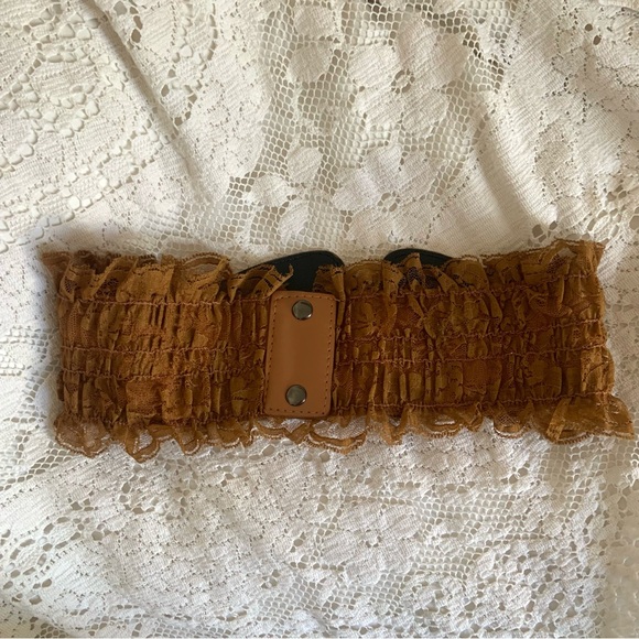 Brown frilly corset belt - Picture 2 of 2